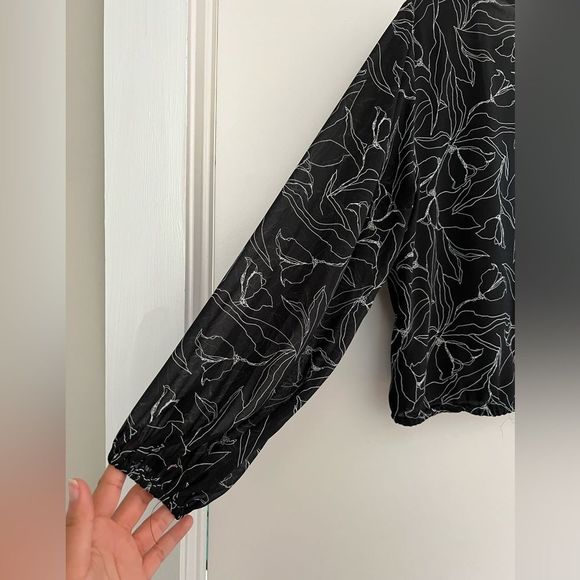 ASTR the Label black floral long sleeve top with puff sleeves size medium - Picture 5 of 10